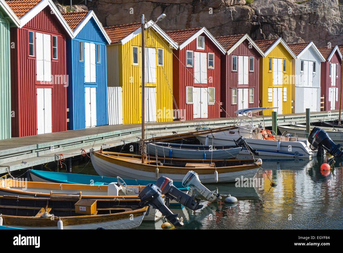 Les bateaux de pêche colorés et les hangars à bateaux, port de Kungshamn, Smögenbryggan, comté de Västra Götaland, Bohuslän, Suède Banque D'Images