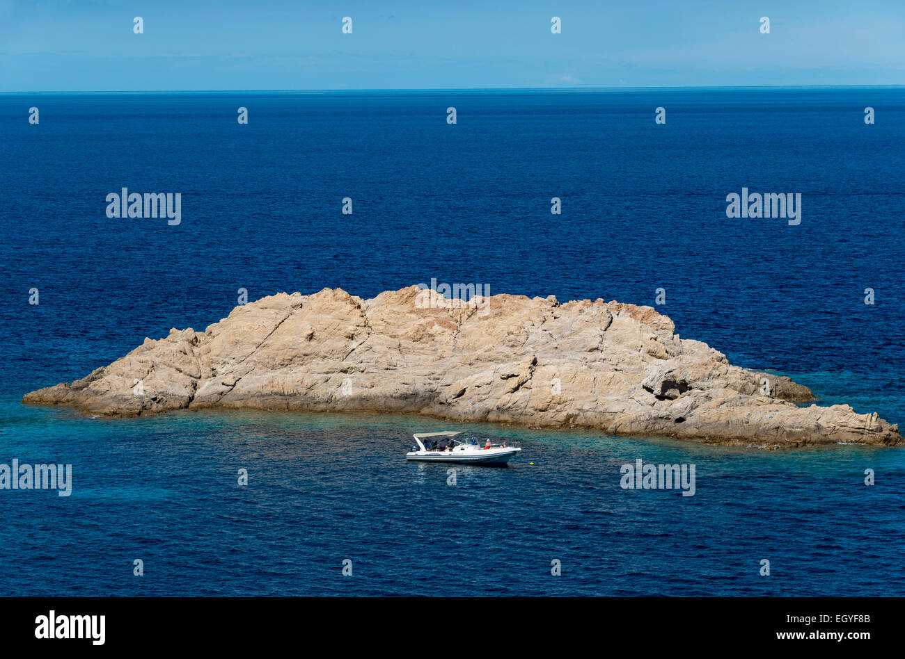 Bateau à moteur à l'avant du rocher, l'Île de la Pietra, l'Ile-Rousse, Haute-Corse, Corse, France Banque D'Images