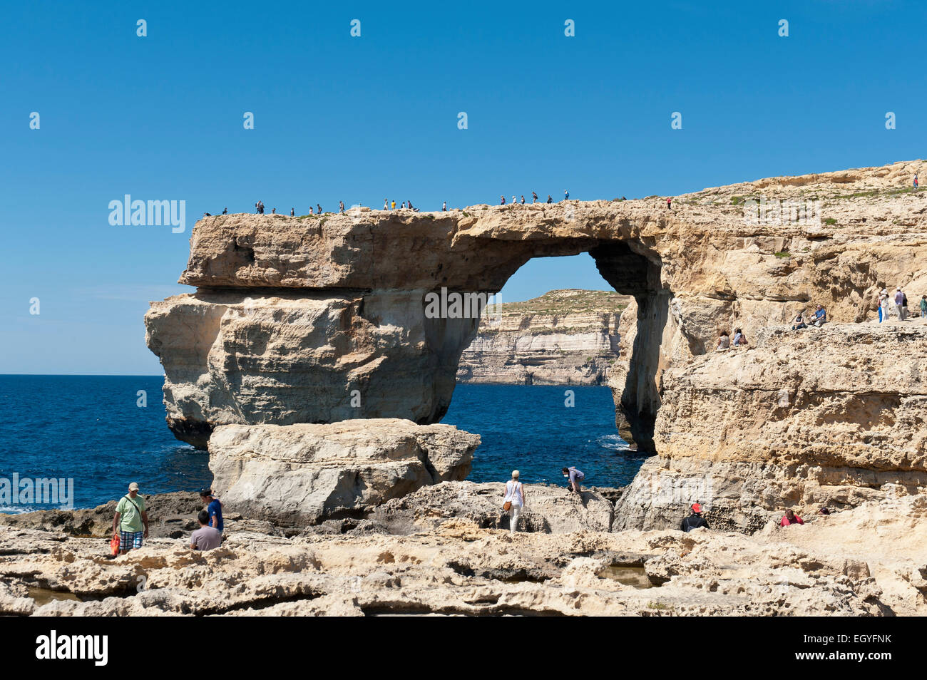 Arche naturelle faite d'un connu sous le nom de calcaire Corallian inférieur, sur la côte, les touristes, les fenêtre d'Azur, Dwejra Point, West Coast, Gozo Banque D'Images
