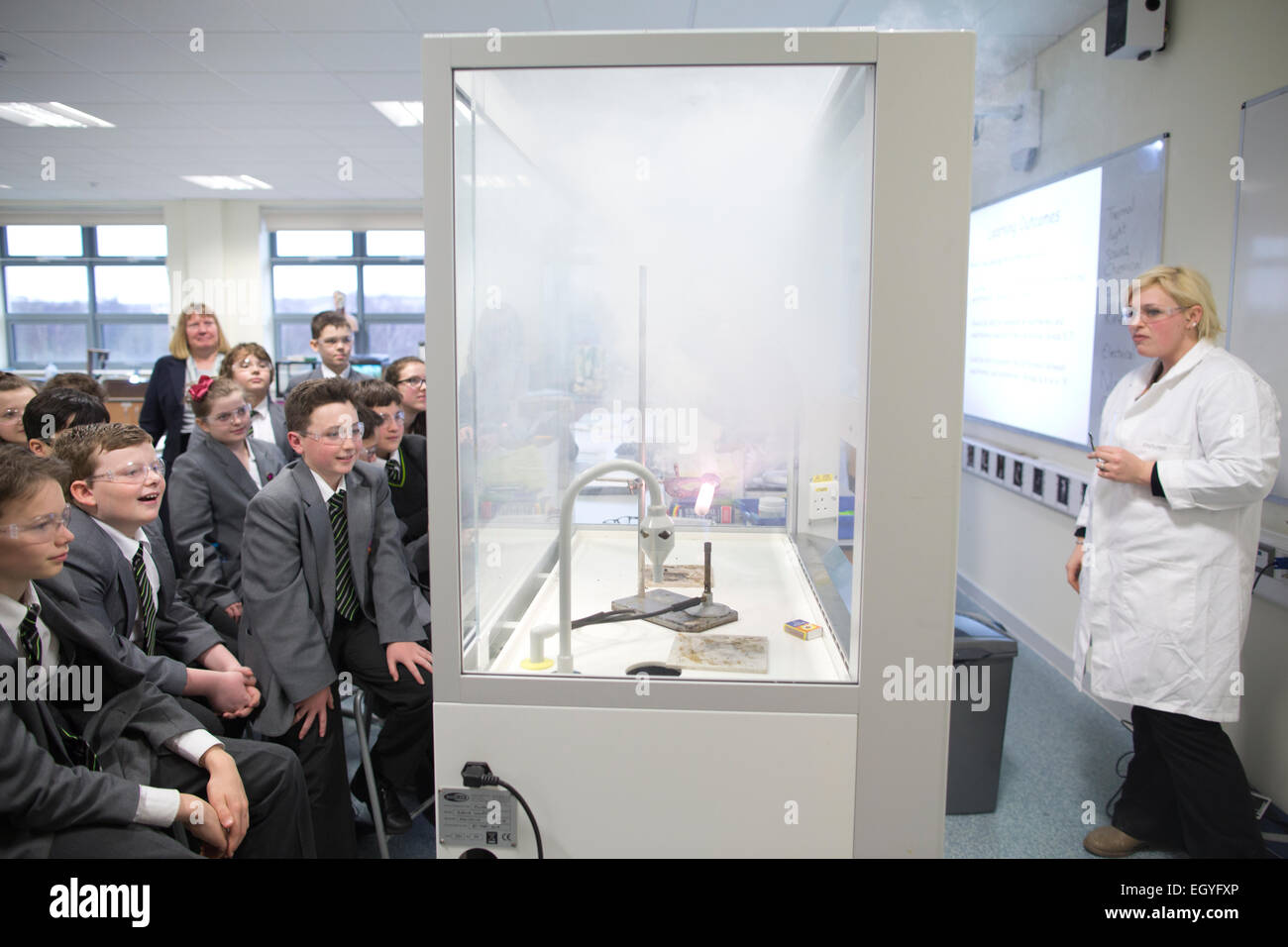 Leçon de chimie à Knole Academy, toutes les capacités de l'école, Sevenoaks, Kent, England, UK Banque D'Images