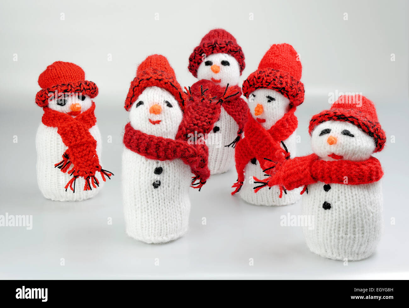 Les bonshommes de neige, des tricots en main Banque D'Images