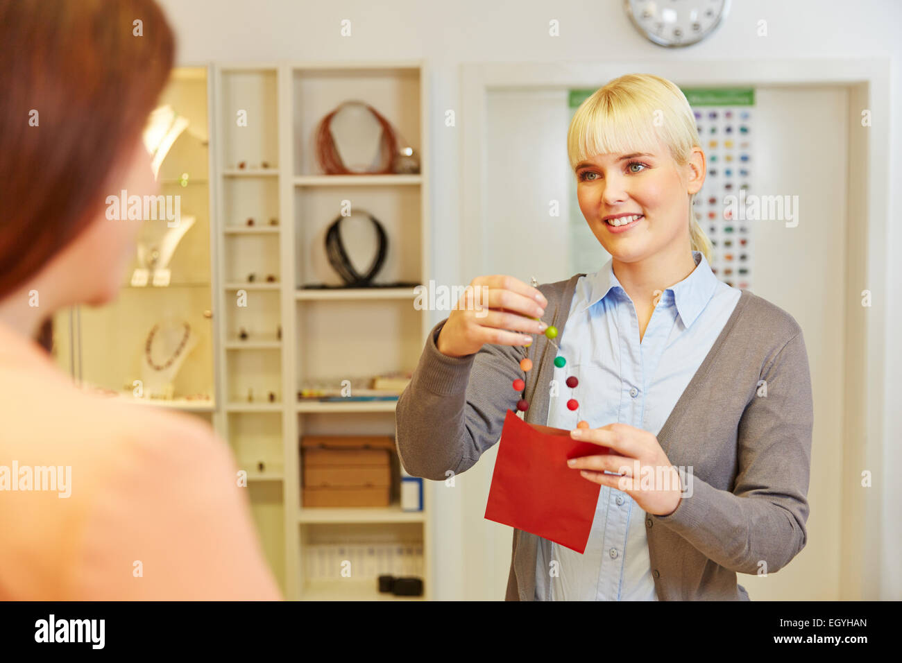 Vendeuse De Bijoux Banque d'image et photos - Alamy