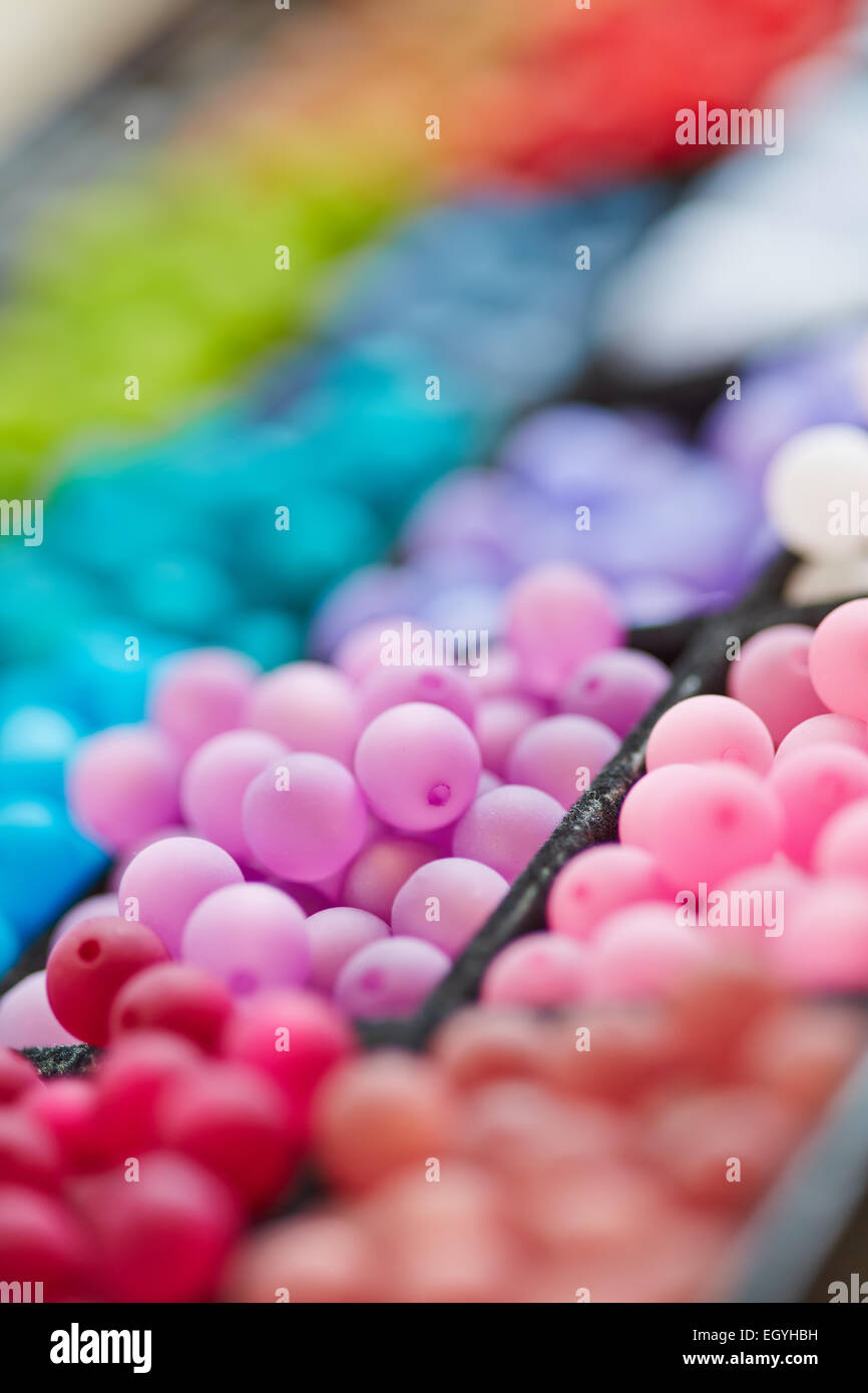 Sélection d'un grand nombre de perles colorées dans un magasin d'artisanat Banque D'Images