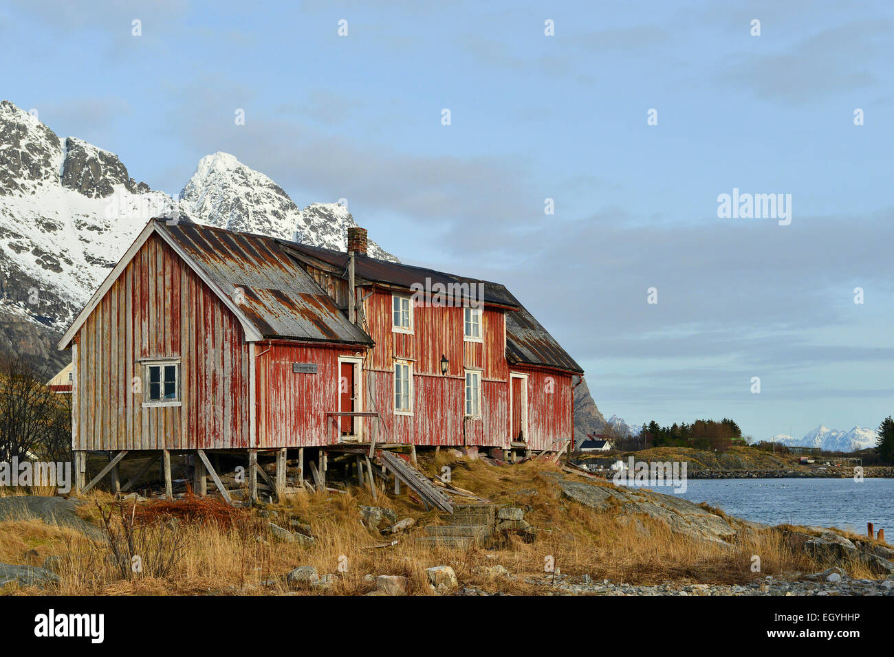 Ancienne maison en bois sur la mer, Henningsvær, Lofoten, Nordland, Norvège Banque D'Images