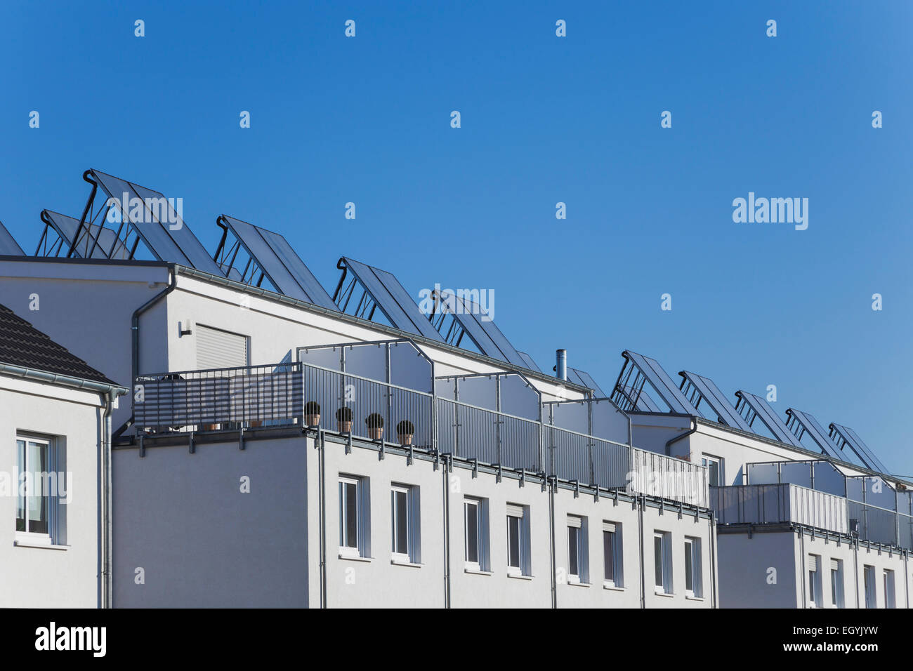 Allemagne, Cologne Widdersdorf, panneaux solaires sur les toits de bâtiments résidentiels Banque D'Images