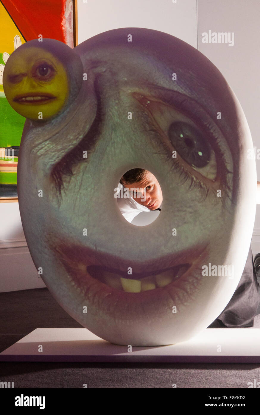 Londres, Royaume-Uni. 4 mars, 2015. Sotheby's à Londres accueille les "l'une des plus extraordinaires collections de notre temps', un anonyme de la grande assemblée des pièces d'art, dont des crânes d'ours, sculptures, peintures et installations. Photo : Sotheby's un technicien à une installation artistique intitulée crâne, faite de marbre avec des projections du visage. Crédit : Paul Davey/Alamy Live News Banque D'Images