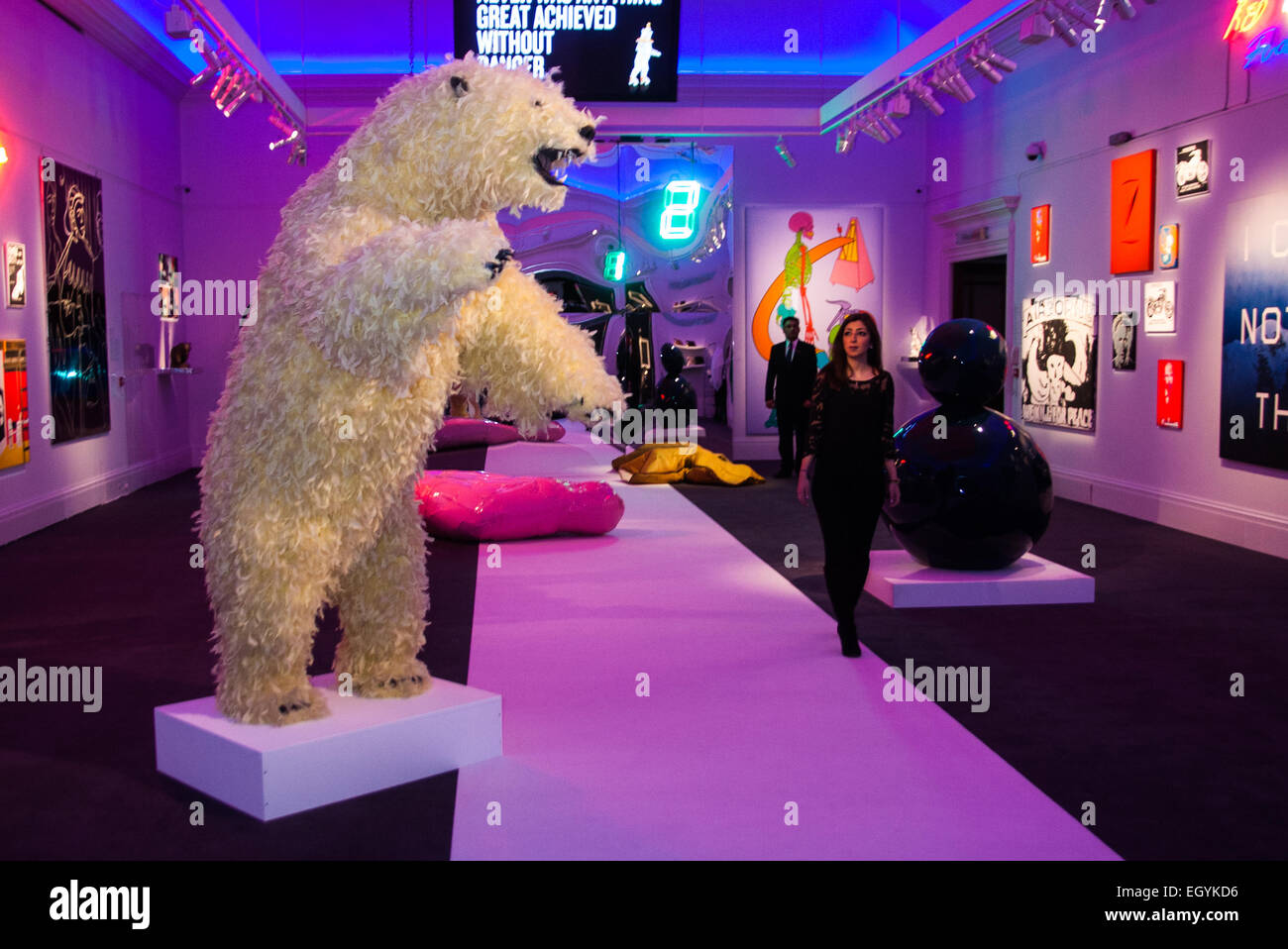 Londres, Royaume-Uni. 4 mars, 2015. Sotheby's à Londres accueille les "l'une des plus extraordinaires collections de notre temps', un anonyme de la grande assemblée des pièces d'art, dont des crânes d'ours, sculptures, peintures et installations. Photo : Sotheby's galerie principale présente une photo surréaliste dominé par Paola Pivi's lifesize à plumes d'ours sculpture, la vie est belle. Crédit : Paul Davey/Alamy Live News Banque D'Images