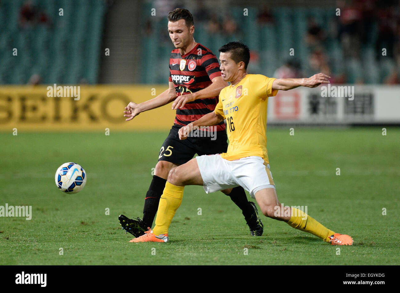 Sydney, Australie. 08Th Mar, 2015. La Ligue des Champions de l'AFC. Western Sydney Wanderers v Guangzhou Evergrande. Wanderers defender Sam Gallaway et milieu Evergrande Huang Bowen. Evergrande gagné 3-2. © Plus Sport Action/Alamy Live News Banque D'Images