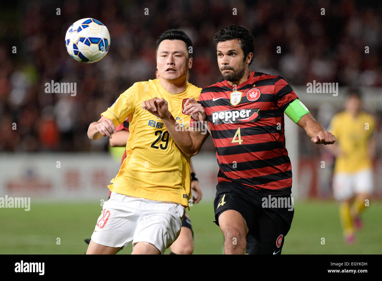 Sydney, Australie. 08Th Mar, 2015. La Ligue des Champions de l'AFC. Western Sydney Wanderers v Guangzhou Evergrande. Evergrande Gao avant Lin et missionnés humains Nikolai Topor-Stanley. Evergrande gagné 3-2. © Plus Sport Action/Alamy Live News Banque D'Images