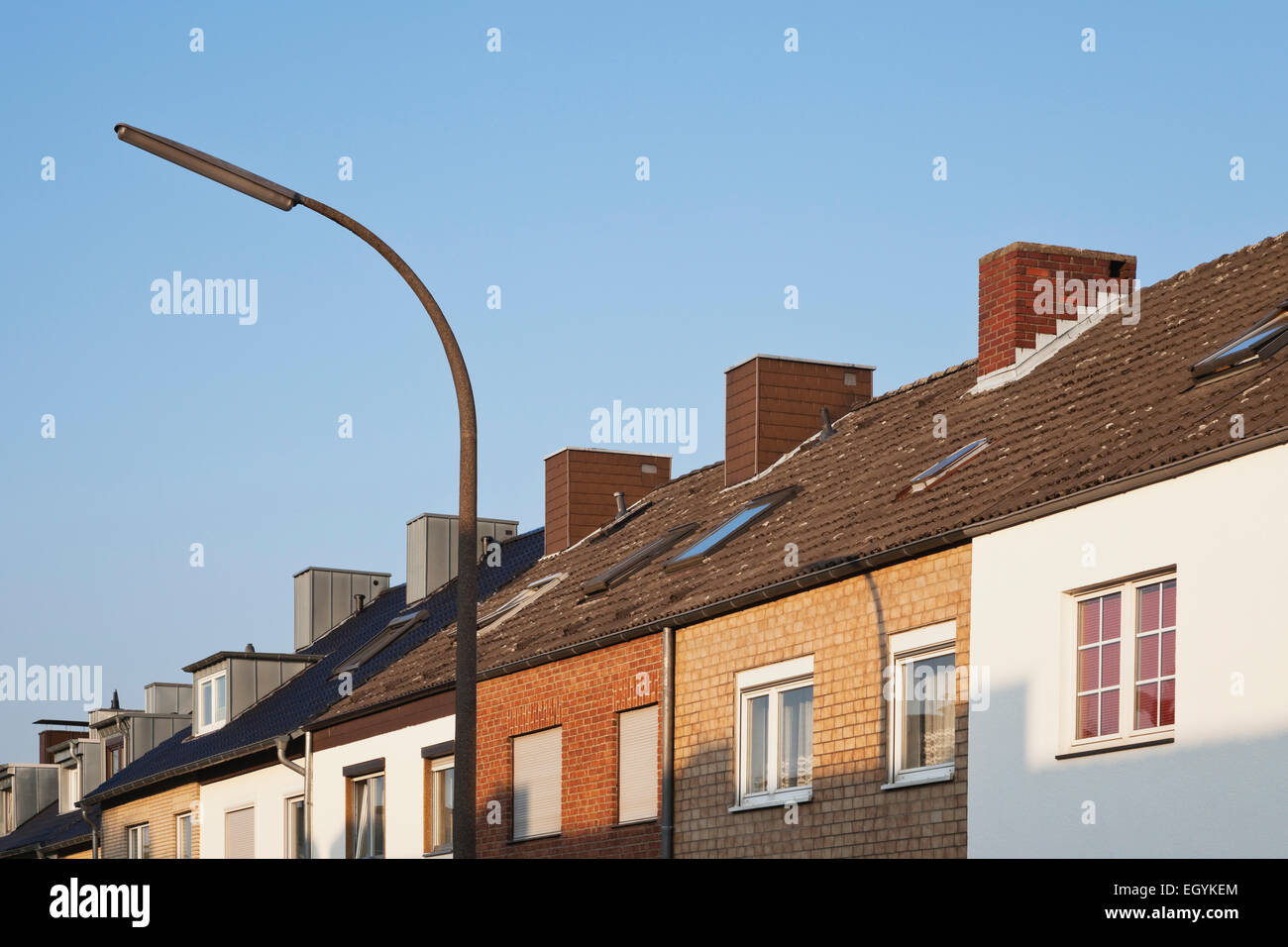 Allemagne, Cologne Widdersdorf, Terrasse maisons Banque D'Images