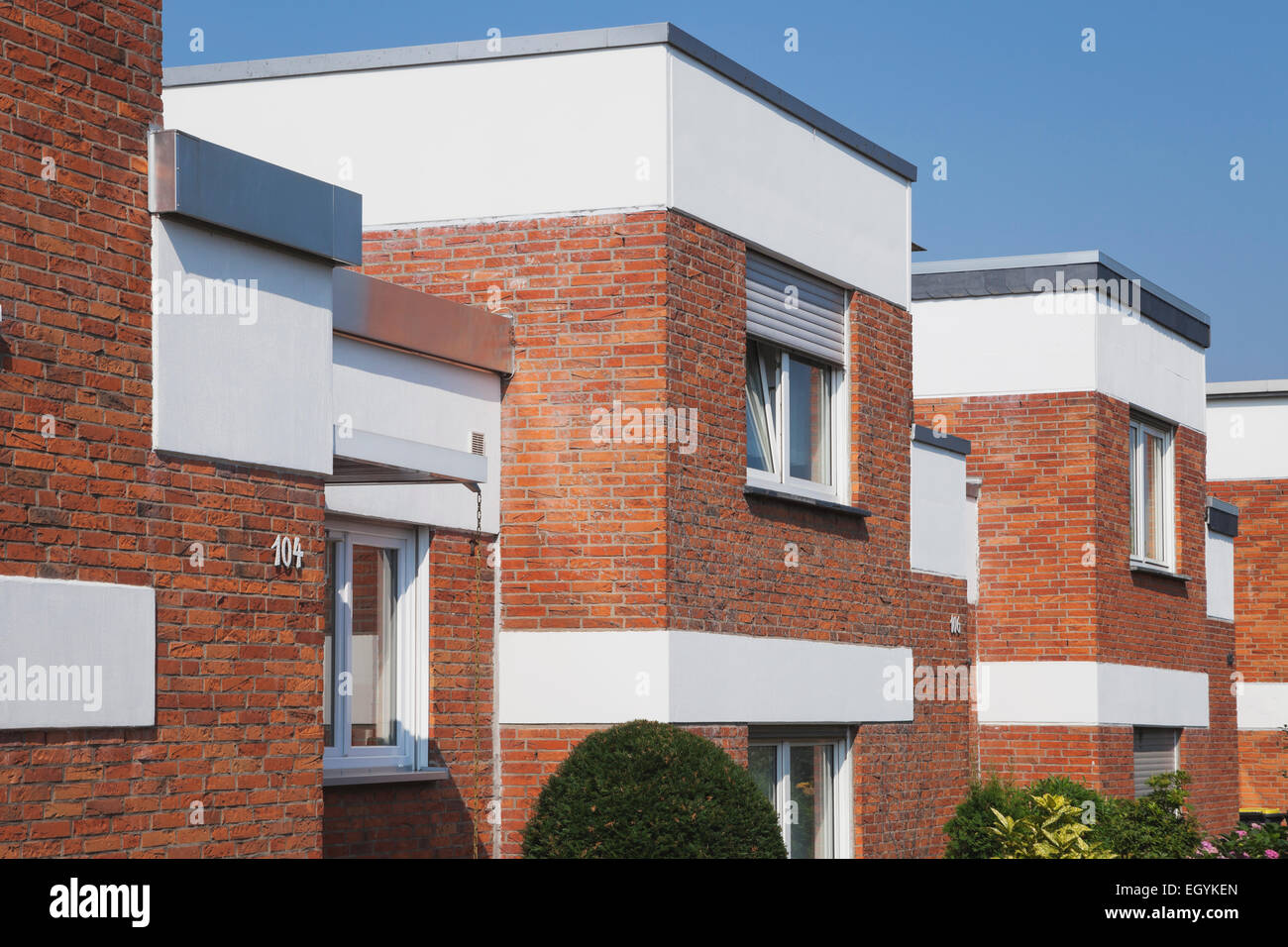 Allemagne, Cologne Widdersdorf, maisons mitoyennes avec façades clinker Banque D'Images