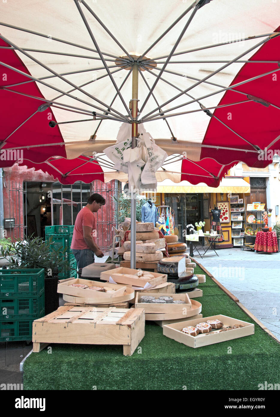 Un étal de fromages est prêt pour les clients sur un Dimanche Jour de marché à l'Isle-sur-la-Sorgue, Vaucluse, dans le sud de la France. Banque D'Images