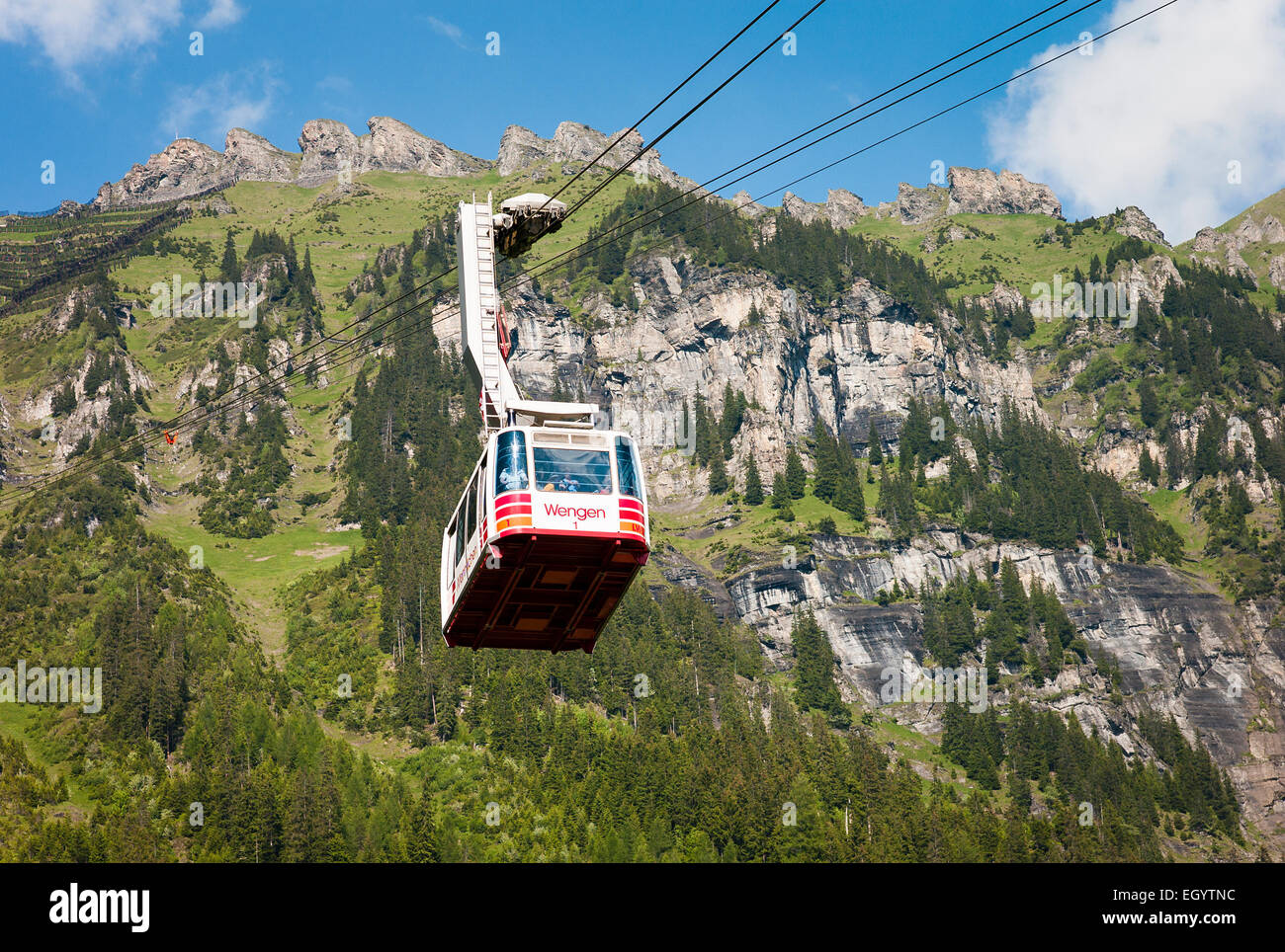Téléphérique Gondola sortant de village de Wengen en Suisse Banque D'Images