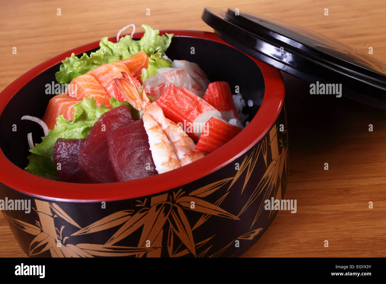 Menu japonais de poissons et salade Banque D'Images