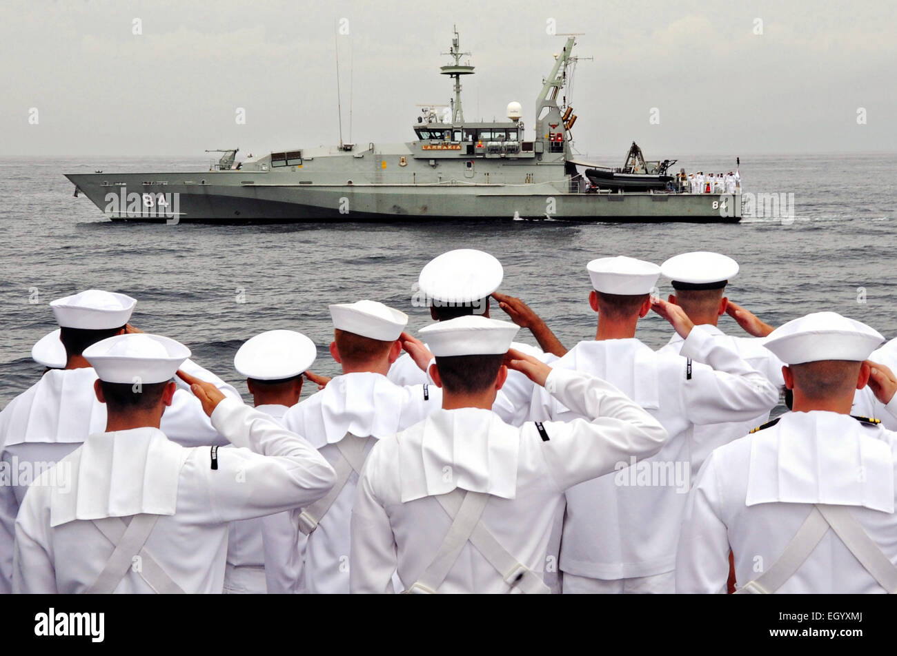 Les marins à bord de l'US Navy lance-missiles le destroyer USS Sampson saluer que le bateau de patrouille de classe Armidale HMAS Larrakia se prépare à placer une couronne lors d'une cérémonie commémorant le 73e anniversaire de la bataille de Sunda Strait 1 mars 2015 dans la mer de Java. L'Australie, les États-Unis et l'Indonésie ont organisé une cérémonie sur le site du naufrage de l'HMAS Perth et USS Houston a coulé au cours de la lutte contre les forces de la marine japonaise le 1 mars 1942. Plus de 1 000 marins australiens et américains ont donné leur vie au cours de la bataille. Banque D'Images