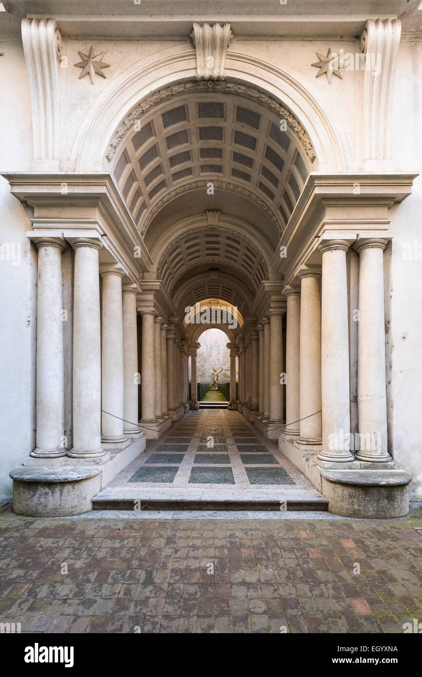 Rome. L'Italie. En trompe-l'oeil galerie colonnade perspective forcée par Francesco Borromini 17e C, dans la cour du Palazzo Spada. Banque D'Images