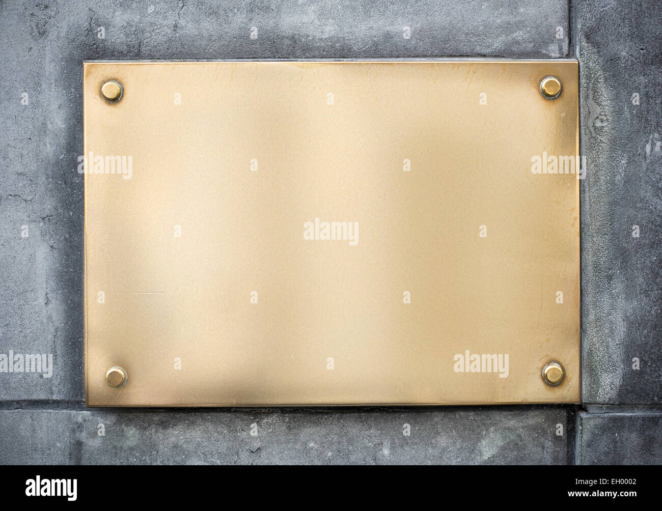 Or blanc ou laiton metal sign ou nameboard sur mur de béton Banque D'Images