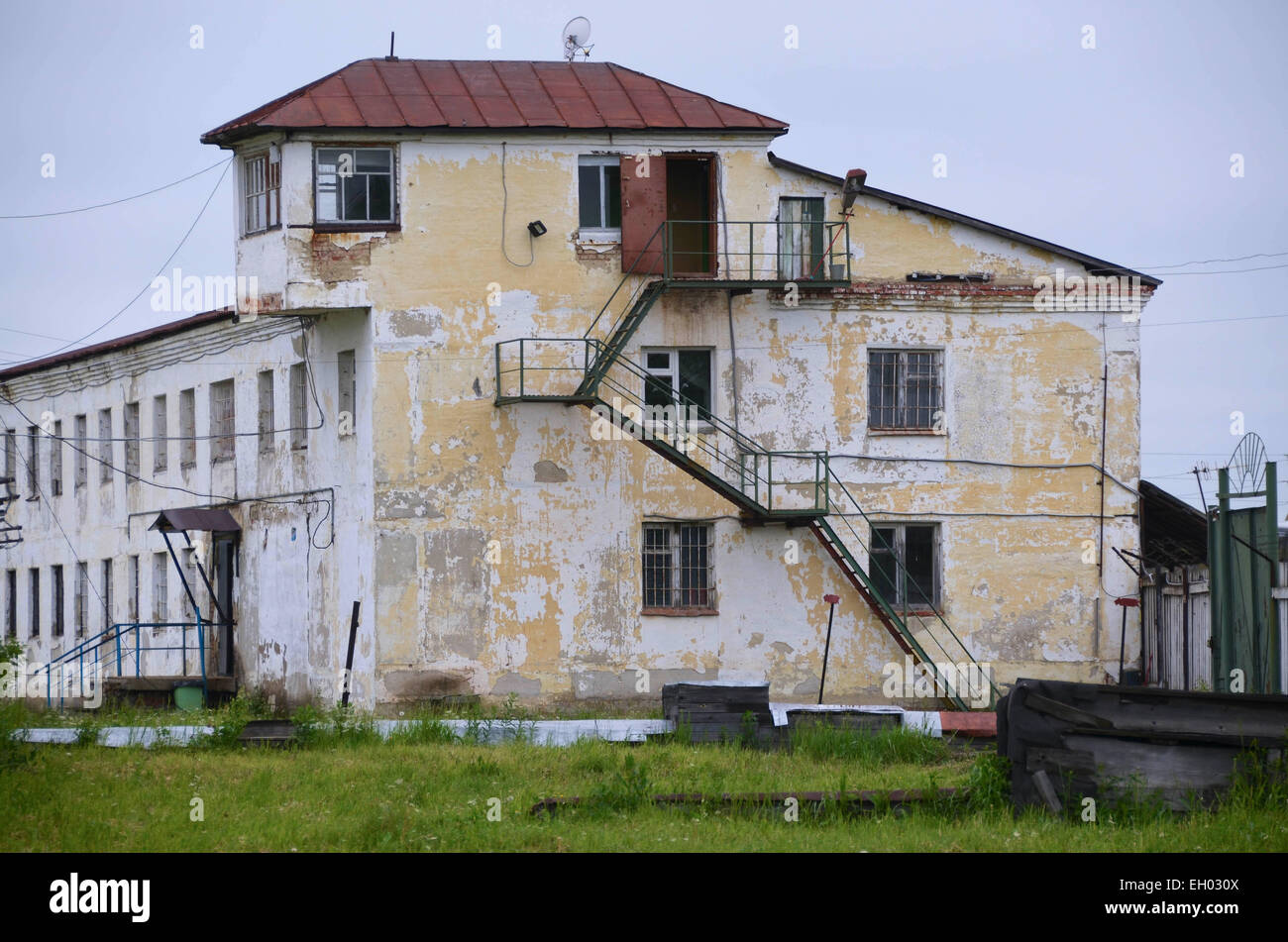 L'ancien camp de goulag soviétique Perm36, à l'ouest de la plage de l'Oural en Russie près de la ville de Perm. Bâtiment administratif. Banque D'Images