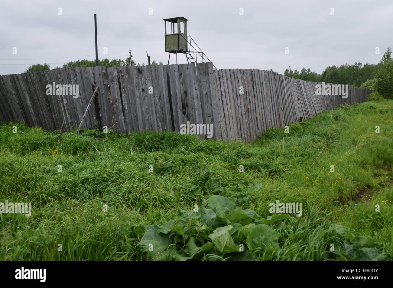L'ancien camp de goulag soviétique Perm36, à l'ouest de la plage de l'Oural en Russie près de la ville de Perm. Clôture et Watch Tower. Banque D'Images