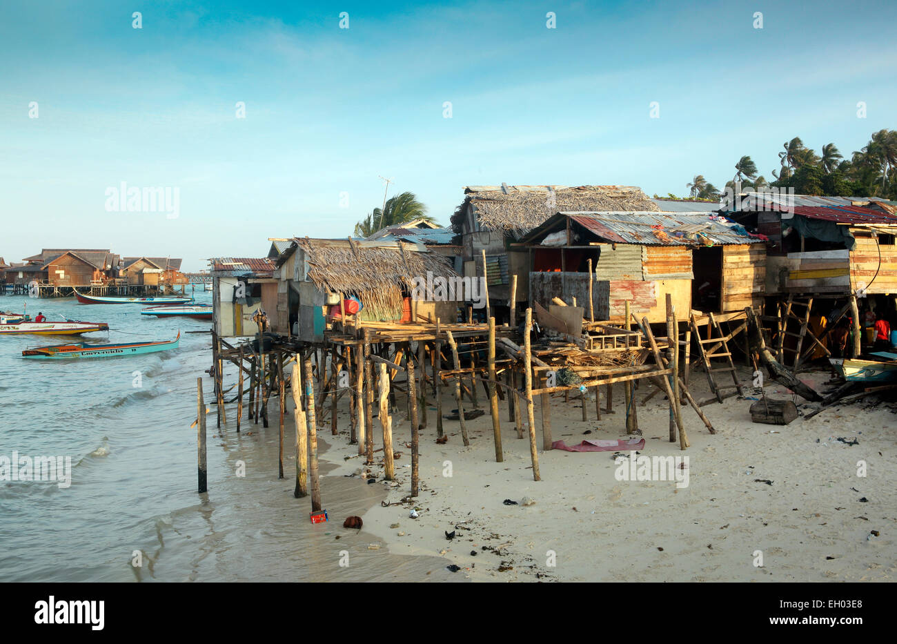 Local de l'habitat délabré sur pilotis avec l'océan plongée sous-stations dans le contexte lors de Mabul Island, Bornéo Banque D'Images