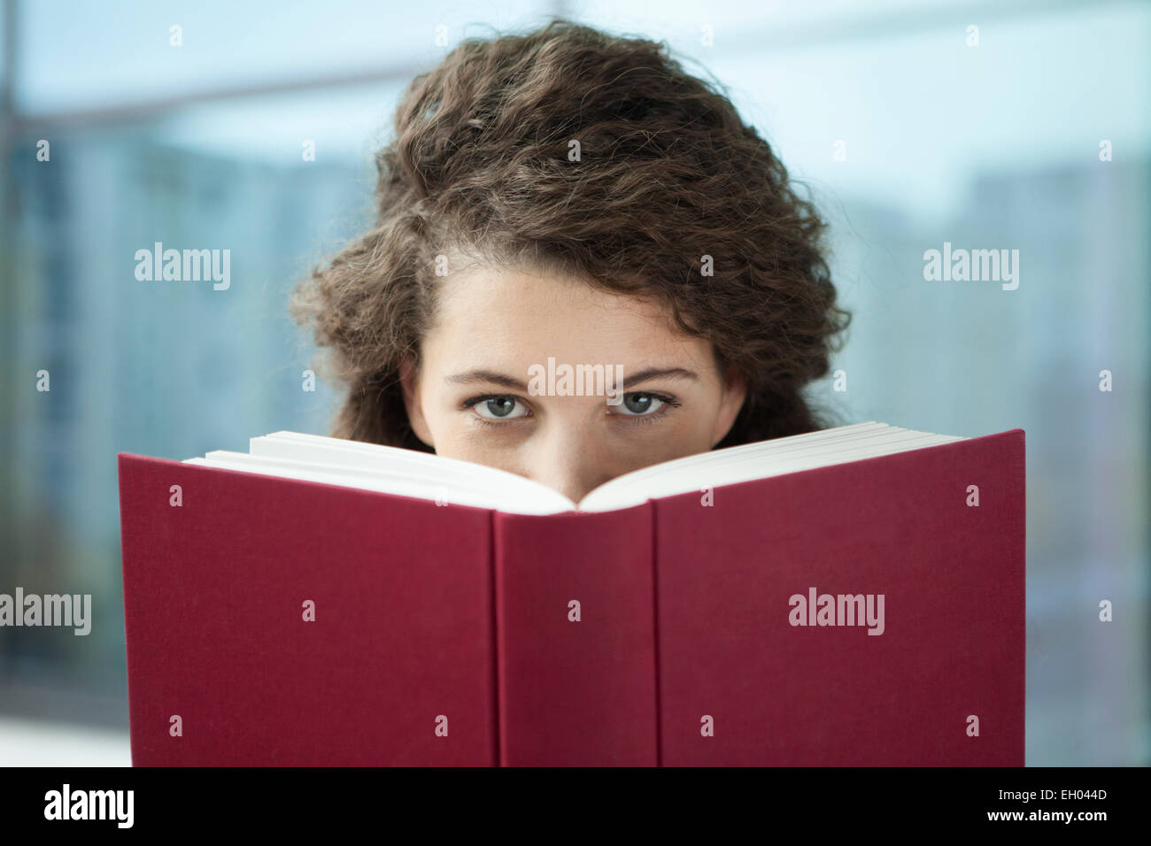 Jeune femme d'oeil de derrière d'adresses Banque D'Images