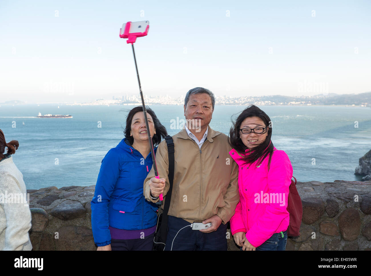 Les touristes, famille, en selfies selfies, photo, stick selfies, Vista Point, côté nord du Golden Gate Bridge, de la ville de Sausalito, Sausalito, Californie Banque D'Images