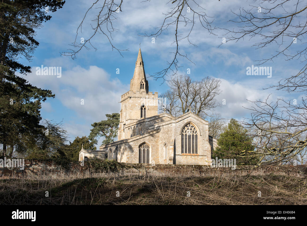 L'église du village de St Marie la Vierge, construite au xive siècle dans le style perpendiculaire à Northamptonshire, alléguée vues. Banque D'Images