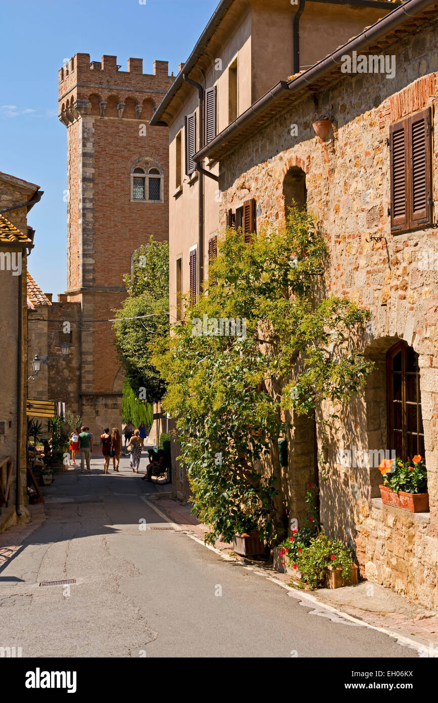 Italie, Toscane, Bolgheri, Castagneto Carducci, mur de la ville avec city gate Banque D'Images