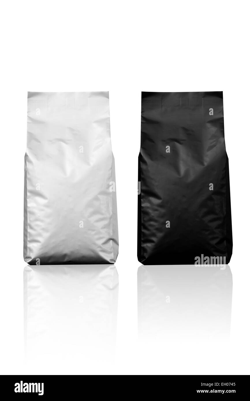 Les sacs d'aluminium noir et blanc isolé sur fond blanc Banque D'Images