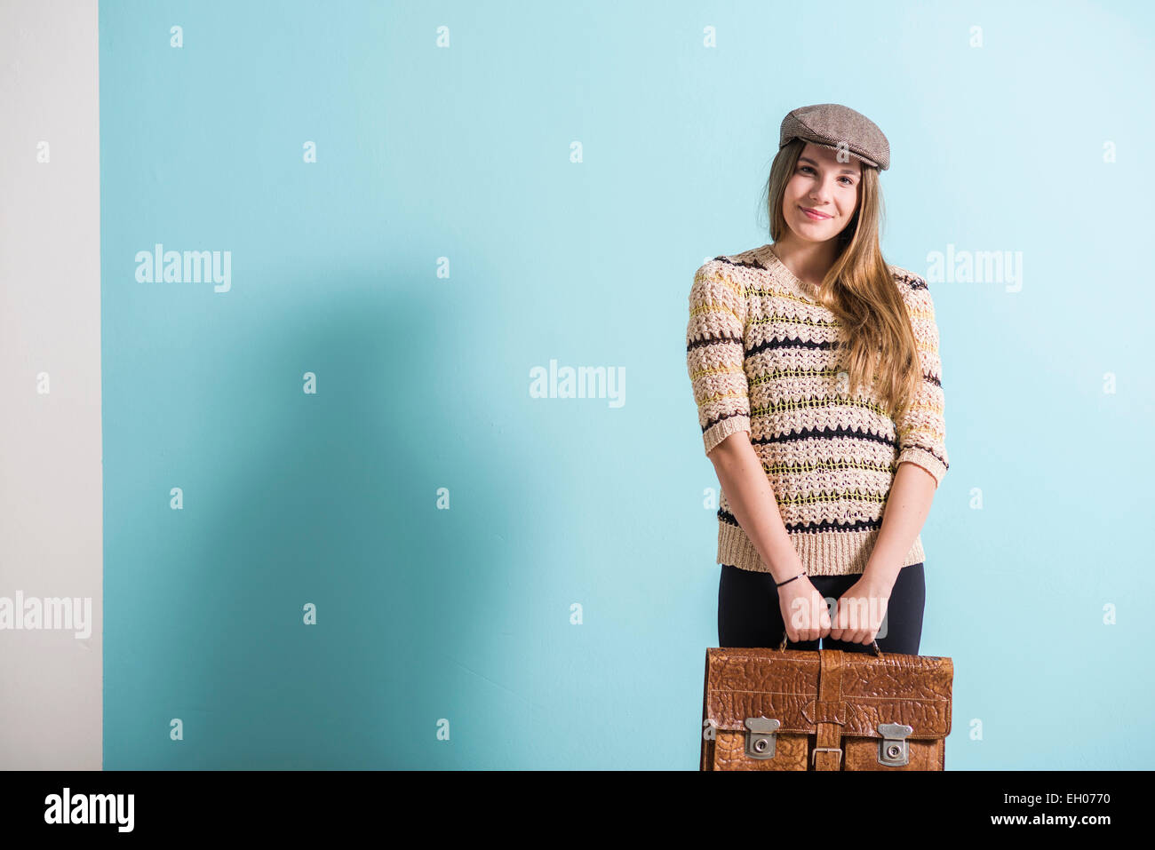 Female Adolescent avec le vieux cuir bref cas Banque D'Images