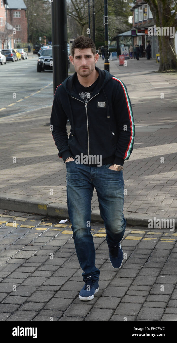 Cheshire, Royaume-Uni. 4 mars, 2015. Ancien footballeur Sheffied United Ched Evans marche à travers Hale Village de Cheshire. Ched Evans a été libéré de prison en octobre et a lutté pour trouver un club de football de prendre sur lui. Crédit : Stephen searle/Alamy Live News Banque D'Images