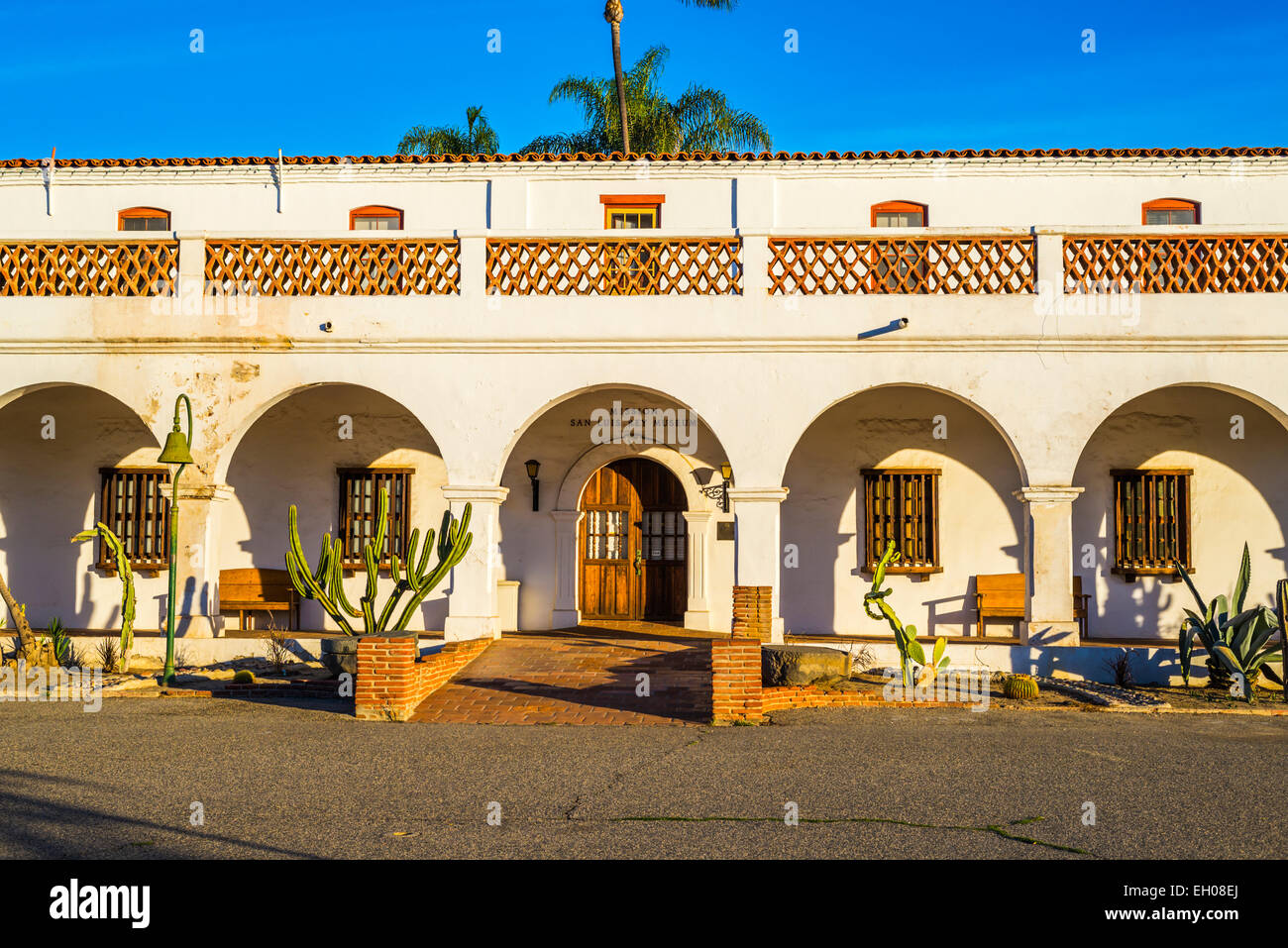 Mission San Luis Rey De Francia (fondée en 1798) illuminée par le soleil levant Oceanside, California, United States. Banque D'Images