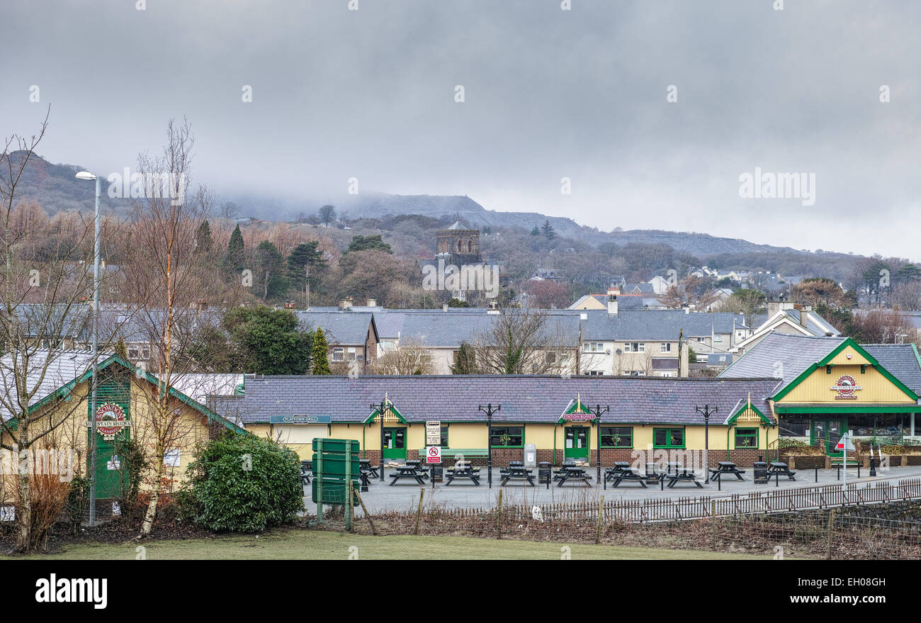 La petite ville de Caernarfon, Pays de Galles, avec, au premier plan, la station la plus basse du chemin de fer qui va vers le haut de Snowdon Banque D'Images