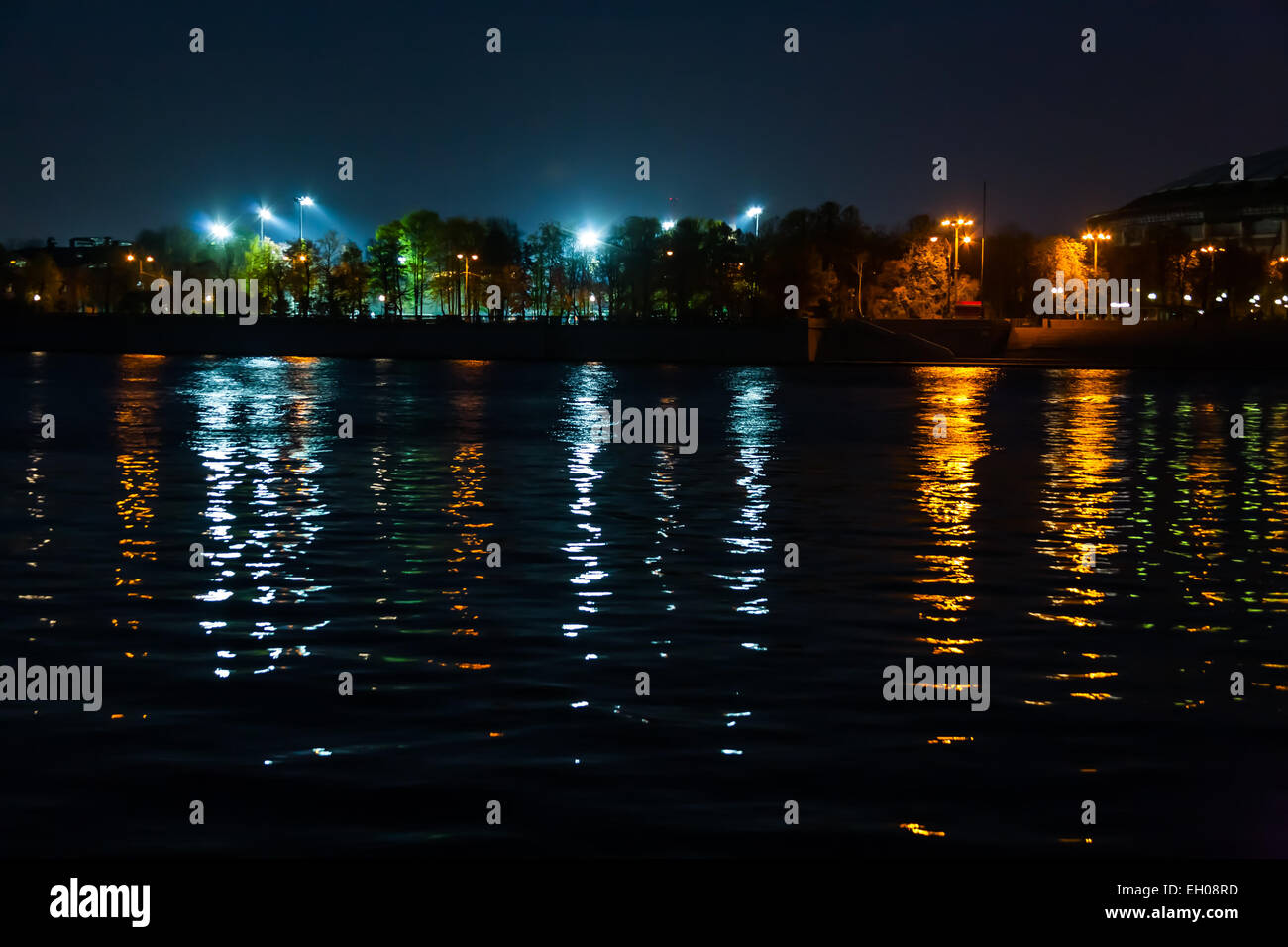 La réflexion de lampes multicolores dans la rivière de nuit Banque D'Images