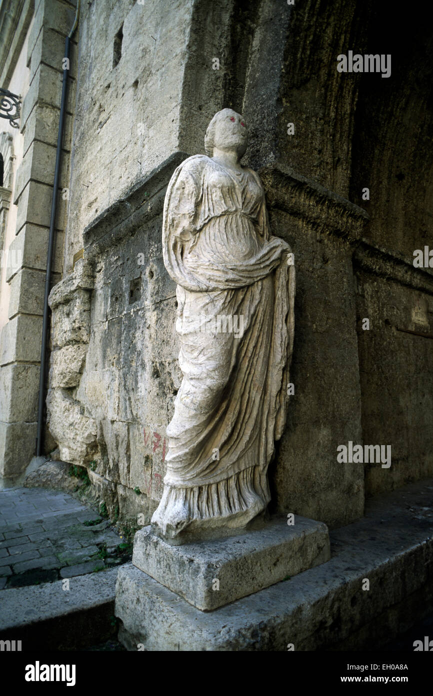 Italie, Molise, Isernia, Arco di San Pietro, statue romaine Banque D'Images