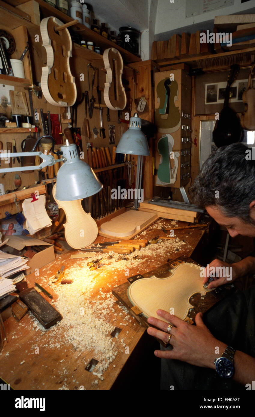 Italie, Lombardie, Crémone, atelier de fabrication de violon Banque D'Images