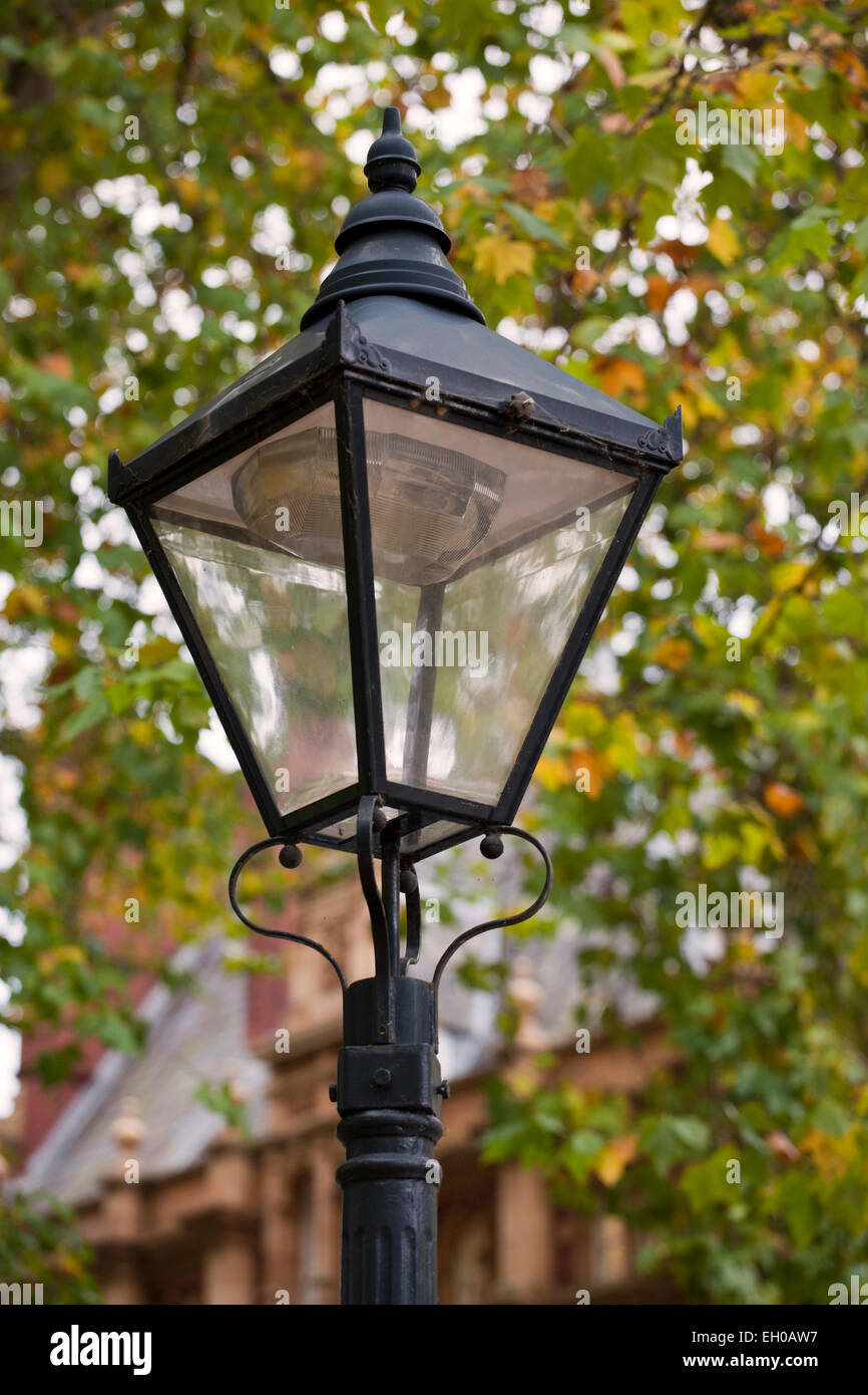Gros plan d'un vieux lampadaire à Queens Square, Bristol, Angleterre, Royaume-Uni Banque D'Images