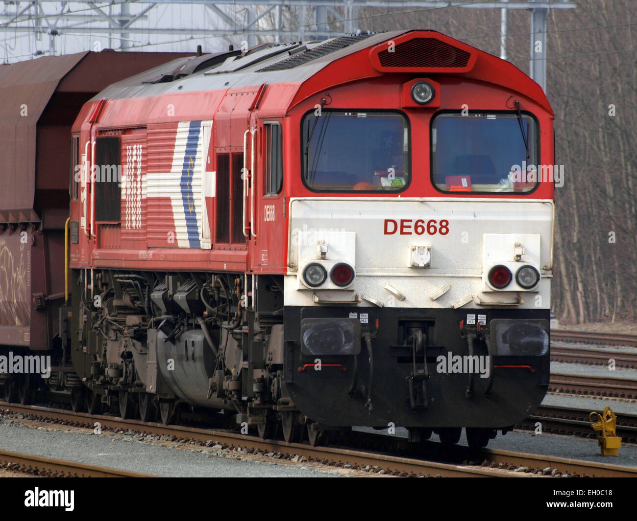 La locomotive EMD Class 66, exploitée par Hafen und Güterverkehr Köln (HGK), est vue à Rotterdam, effectuant des tâches de transport de marchandises. La locomotive fait partie d'une flotte utilisée pour le transport efficace de marchandises à travers l'Europe. Banque D'Images