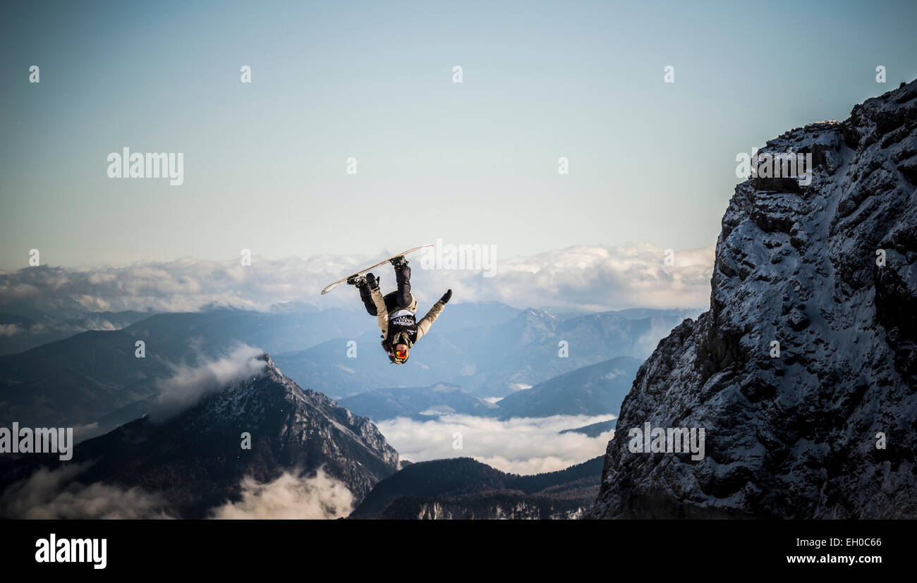 Un snowboarder sautant en l'air sur le Dachstein-Glacier en Autriche. Banque D'Images