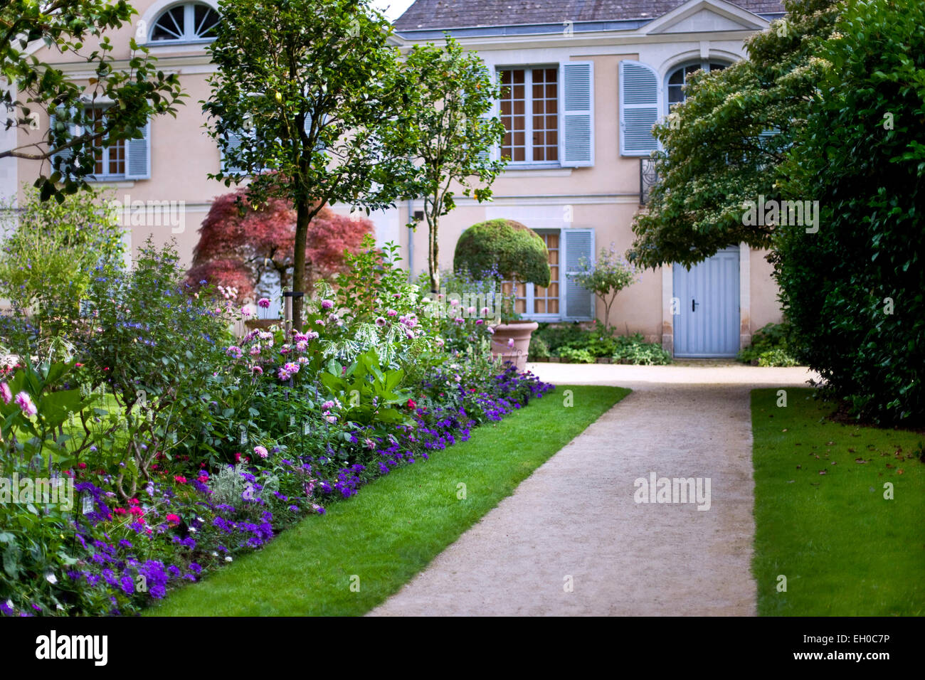 Maison dans un beau jardin au printemps Banque D'Images