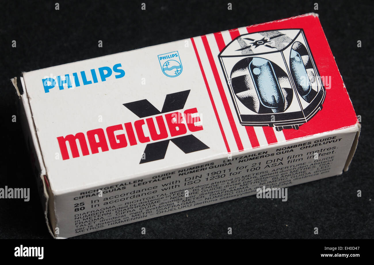 Cette image montre Philips Magicube flitsblokjes, un produit conçu pour l'éclairage photographique. Le Magicube est connu pour son utilisation innovante dans la technologie de flash précoce pour les appareils photo, fournissant des solutions d'éclairage portables pour les photographes. Banque D'Images