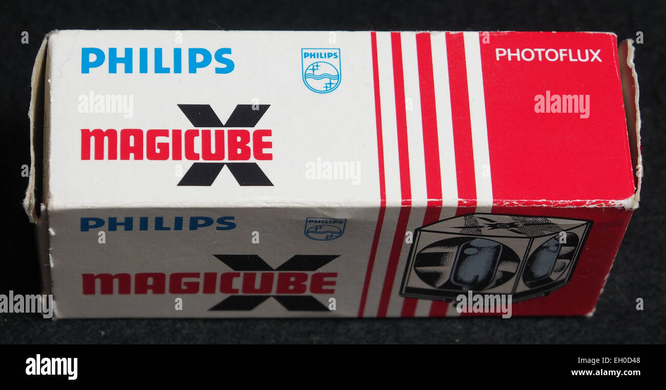 Philips Magicube flitsblokjes sont des cubes de flash photo vintage utilisés dans les premiers appareils photo. Ces appareils, introduits par Philips, sont devenus populaires pour leur commodité dans la photographie au flash. Banque D'Images