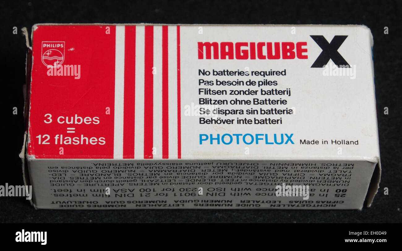 Les Philips Magicube flitsblokjes sont de petits cubes de flash, populaires dans les années 1960 et 1970, conçus pour être utilisés avec des appareils photo équipés d'un flash. Ces cubes étaient un accessoire courant pour les photographes à cette époque. Banque D'Images