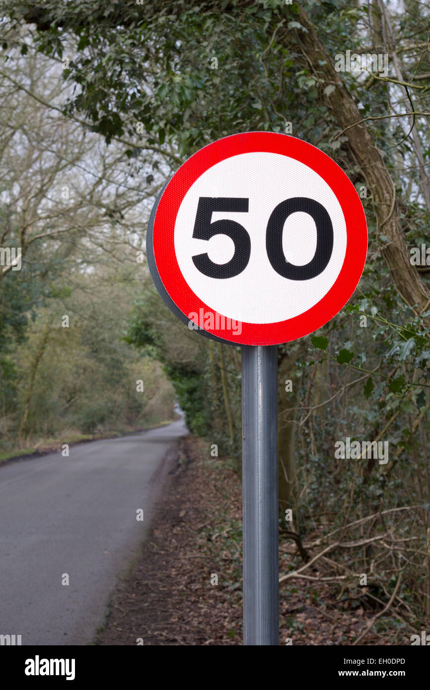 50mph vitesse limite signe de route sur un chemin de campagne au Royaume-Uni. Banque D'Images