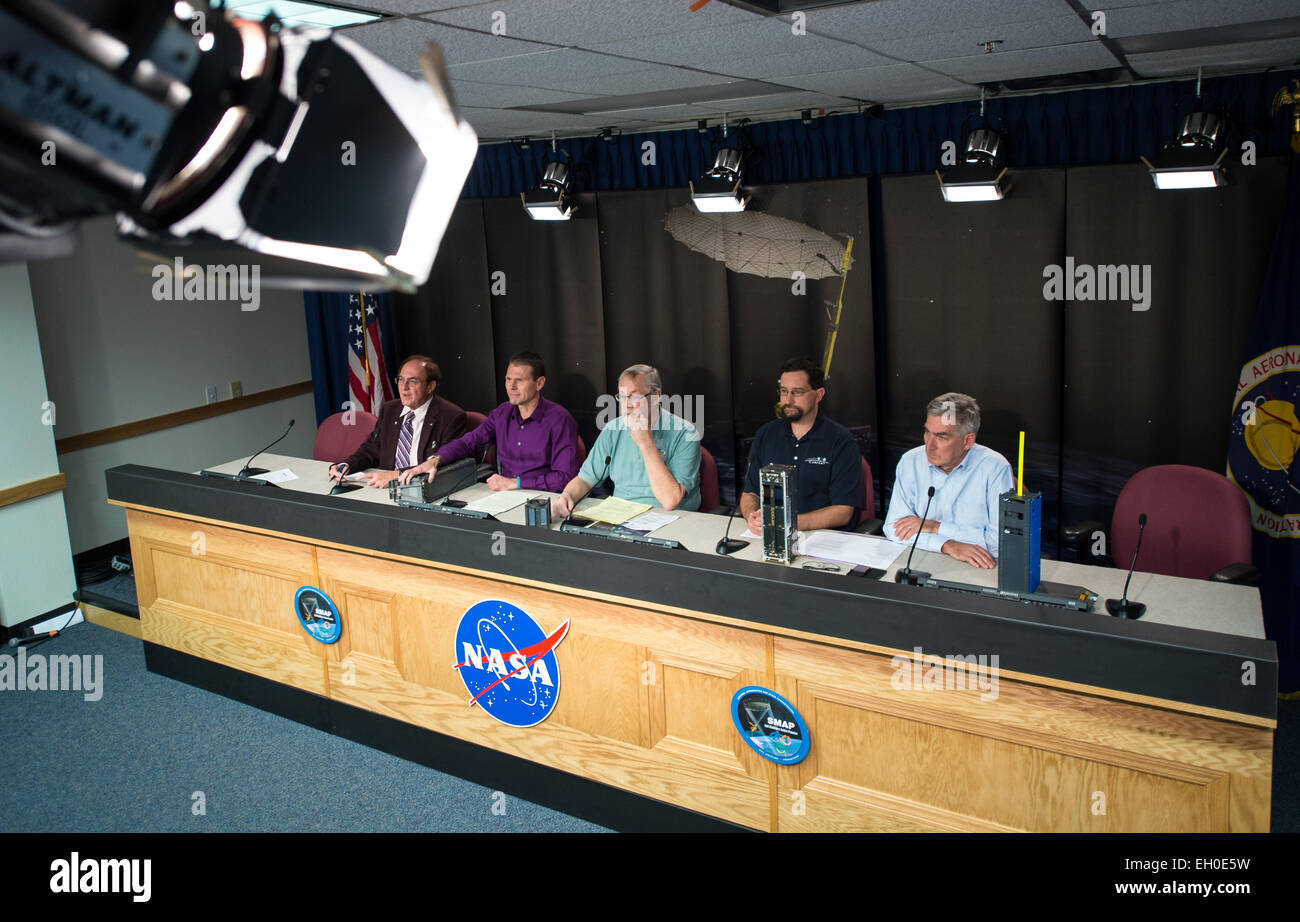 De gauche à droite : NASA Kennedy Space Center Agent d'affaires publiques George Diller ; Scott Higginbotham, ELaNa-X de la NASA, le directeur de la Mission, au Centre spatial Kennedy, Floride ; Dave Klumpar, Firebird-II, chercheur principal, Directeur, Sciences and Engineering Laboratory Université de l'État de Montana, Bozeman, Montana ; Puig-Sauri EXOCUBE Jordi, chercheur principal de la California Polytechnic State University, San Luis Obispo, Californie ; et David Rider GRIFEX, chercheur principal, Jet Propulsion Laboratory, Pasadena, Californie discuter le lancement prévu de lancer des nanosatellites (CubeSats) ELaNa wit Banque D'Images