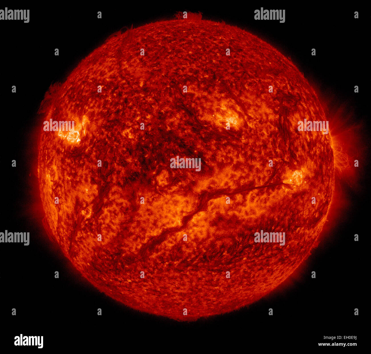 Une ligne sombre serpentait à travers la moitié inférieure du soleil sur Feb.10, 2015, comme le montre cette image à partir de la NASA Solar Dynamics Observatory, ou SDO. Matériel froid SDO montre aussi sombre et plus chaud matière aussi légère, de sorte que la ligne est, en fait, un énorme échantillon de matériau froid planant dans l'atmosphère du soleil, la couronne. Tendu, cette ligne - solaire ou filament comme les scientifiques l'appellent - serait plus de 533 000 milles de long. C'est plus long que 67 masses alignés dans une rangée. Sedately filaments peuvent flotter pendant des jours avant de disparaître. Parfois, ils éclatent aussi dans l'espace, libérant dans un matériau solaire Banque D'Images