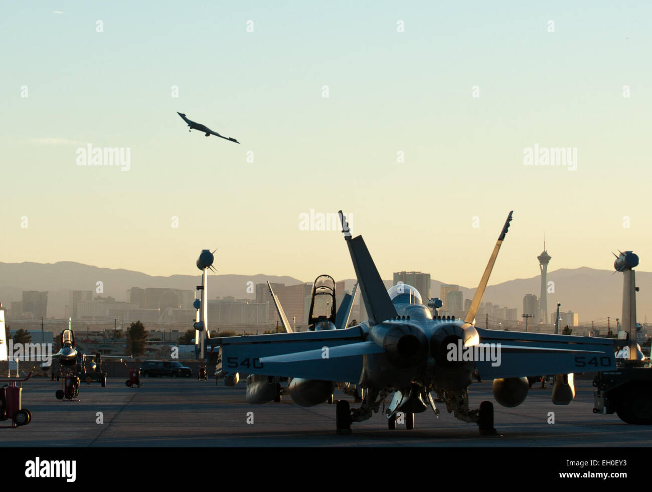 Un B-2 Spirit permet une approche finale avant l'atterrissage au cours de l'exercice Red Flag 15-1, le 6 février 2015 à Nellis Air Force Base, Nevada B-2s apporter une précision à longue portée, de capacité de frappe-options pour les commandants de combat à travers le monde. Le B-2 est affecté à la 393e Bomb Squadron basé à Whiteman Air Force Base, M Banque D'Images