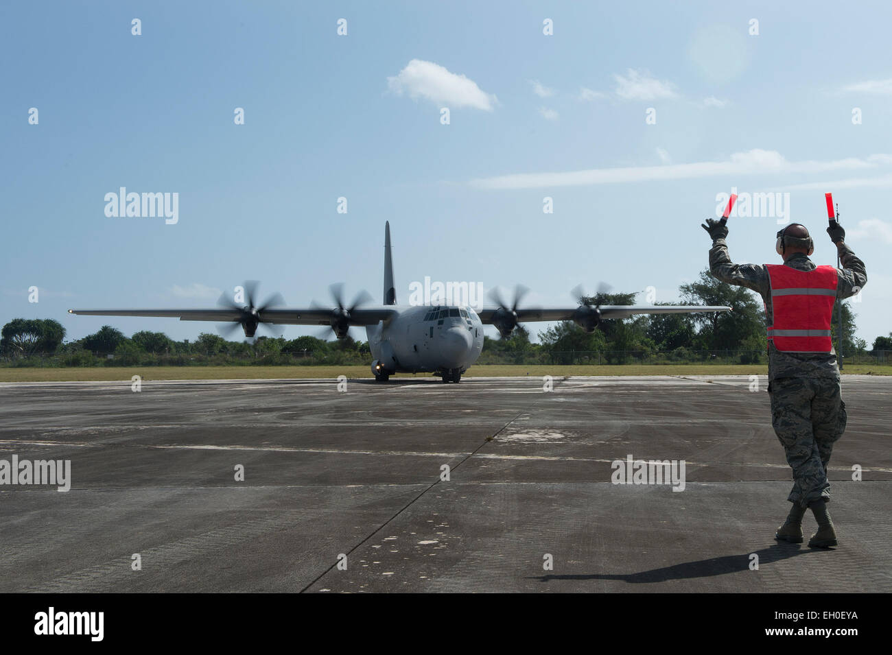 Un aviateur de l'US Air Force à partir de la 36e Groupe d'intervention d'un commissaire Royal Australian Air Force C-130 Hercules en position de décharger une cargaison durant l'aide humanitaire et secours en cas de catastrophe de l'événement de formation, à Rota, Îles Mariannes du Nord, le 15 février 2015. Faire face au Nord 15 d'exercice améliore l'aide humanitaire et secours en cas de crise, les capacités de réponse entre les six nations, et jette les bases d'une coopération régionale au cours de l'expansion des éventualités dans la région Asie-Pacifique. Banque D'Images