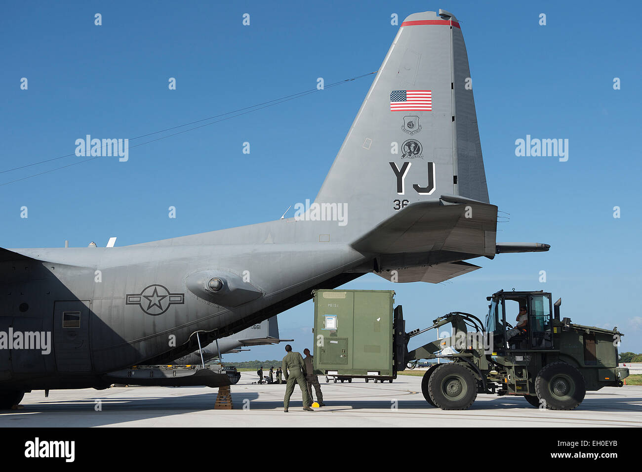 Les aviateurs de l'US Air Force à partir de la 36e groupe le Plan d'intervention et le 36e Escadron de transport aérien des conteneurs charge sur un C-130 Hercules au cours d'une aide humanitaire et secours en cas d'événement de formation à la base aérienne d'Andersen, de Guam, le 15 février 2015. Faire face au Nord 15 d'exercice améliore l'aide humanitaire et secours en cas de crise, les capacités de réponse entre les six nations, et jette les bases d'une coopération régionale au cours de l'expansion des éventualités dans la région Asie-Pacifique. Banque D'Images