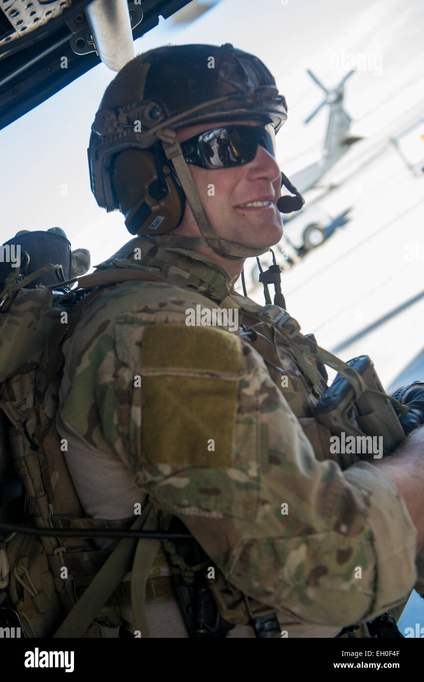 Un pararescueman du 58e Escadron de sauvetage attend le décollage dans un UH-60 Black Hawk à la 66e Escadron de sauvetage, le 27 février 2015 à Nellis Air Force Base, Nevada La 66e rouge avec le 58e Escadron de sauvetage assisté dans les cérémonies d'ouverture de l'Armée de l'Air 2015 Essais du guerrier blessé. Les essais de l'Armée de l'air sont un événement sportif adapté visant à promouvoir le bien-être mental et physique des personnes gravement malades et blessés militaires et anciens combattants. Plus de 105 blessés, malades ou blessés, hommes et femmes de tout le pays seront en compétition pour une place sur le 2015 U.S. Air Force blessés W Banque D'Images